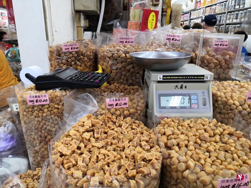 有员工说干贝碎的价格也从100克22元,降到20元。(郑羽凡摄) 有员工说干贝碎的价格也从100克22元,降到20元。(郑羽凡摄)