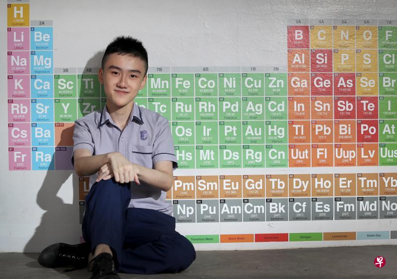 裕廊西中学学生傅彦杰中二时获编入快捷班修读数学与科学。他希望日后能修读应用化学课程,成为药剂师。(何炳耀摄) 裕廊西中学学生傅彦杰中二时获编入快捷班修读数学与科学。他希望日后能修读应用化学课程,成为药剂师。(何炳耀摄)