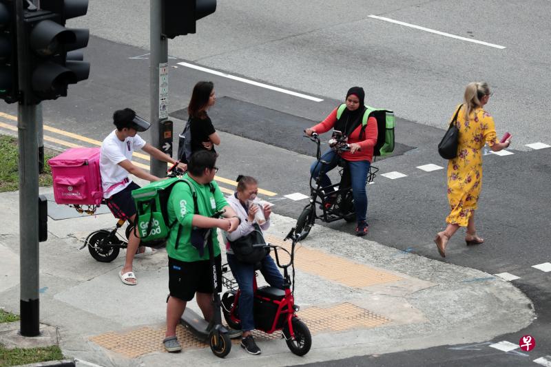仍在使用电动踏板车的送餐员最迟从本月底或下月1日起,不会再接到送餐业者的订单,除非他们改用脚踏车或电动脚踏车等器材。(档案照) 仍在使用电动踏板车的送餐员最迟从本月底或下月1日起,不会再接到送餐业者的订单,除非他们改用脚踏车或电动脚踏车等器材。(档案照)