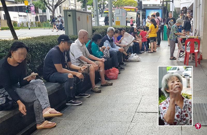 老妇丁月凌在武吉士街门口旁经营报摊约37年。 老妇丁月凌在武吉士街门口旁经营报摊约37年。