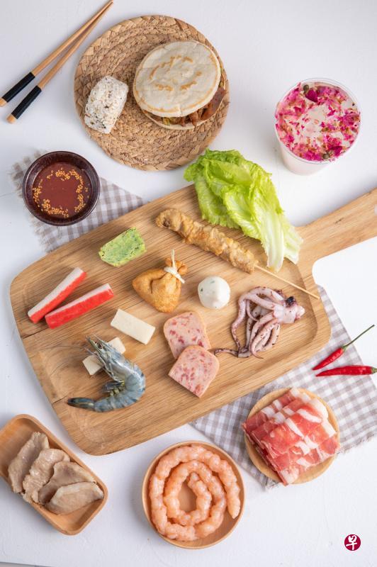 干拌麻辣烫的配料有多达45种选择。 干拌麻辣烫的配料有多达45种选择。