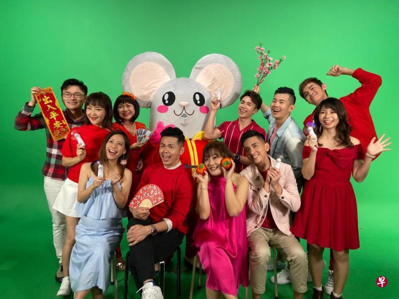 UFM 100.3 DJ向大家拜个早年。 UFM 100.3 DJ向大家拜个早年。