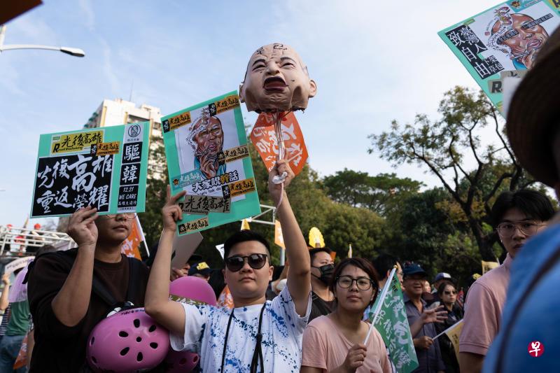 多个具偏绿色彩的民间团体12月21日在高雄举行“罢韩”大游行,以“光复高雄,保卫台湾”为诉求,向因为参选台湾总统而”落跑“的高雄市长韩国瑜表达不满与抗议。根据主办方估计,超过30万人参加此次游行。(黄顺杰摄) 多个具偏绿色彩的民间团体12月21日在高雄举行“罢韩”大游行,以“光复高雄,保卫台湾”为诉求,向因为参选台湾总统而”落跑“的高雄市长韩国瑜表达不满与抗议。根据主办方估计,超过30万人参加此次游行。(黄顺杰摄)