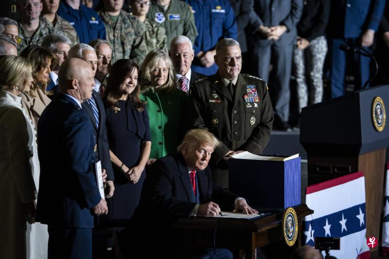 特朗普周五在华盛顿近郊的美军安德鲁斯联合基地签署2020财政年国防授权法案。(彭博社) 特朗普周五在华盛顿近郊的美军安德鲁斯联合基地签署2020财政年国防授权法案。(彭博社)