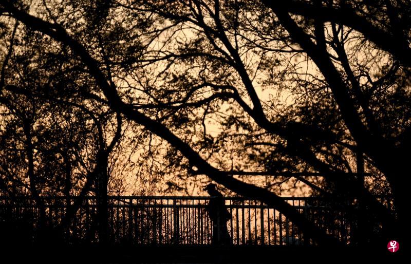 年轻人较少、老年人较多的人口结构变化,会是促使中国进入经济增长放缓新常态的因素之一。图为北京一名老人单独在人行天桥上行走。(法新社) 年轻人较少、老年人较多的人口结构变化,会是促使中国进入经济增长放缓新常态的因素之一。图为北京一名老人单独在人行天桥上行走。(法新社)