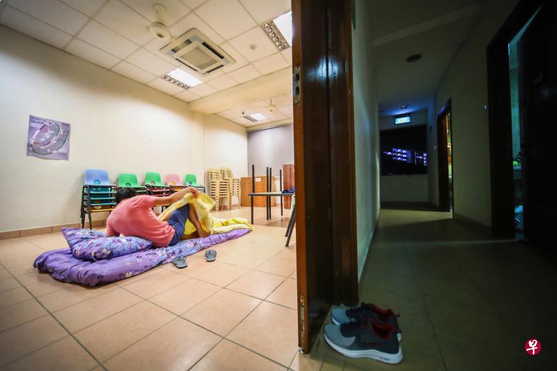 社会及家庭发展部和社区伙伴合作在全岛多处设立短期安宿处,图为晚上开放课室空间给街友过夜的宏茂桥耶稣君王堂。(何家俊摄) 社会及家庭发展部和社区伙伴合作在全岛多处设立短期安宿处,图为晚上开放课室空间给街友过夜的宏茂桥耶稣君王堂。(何家俊摄)