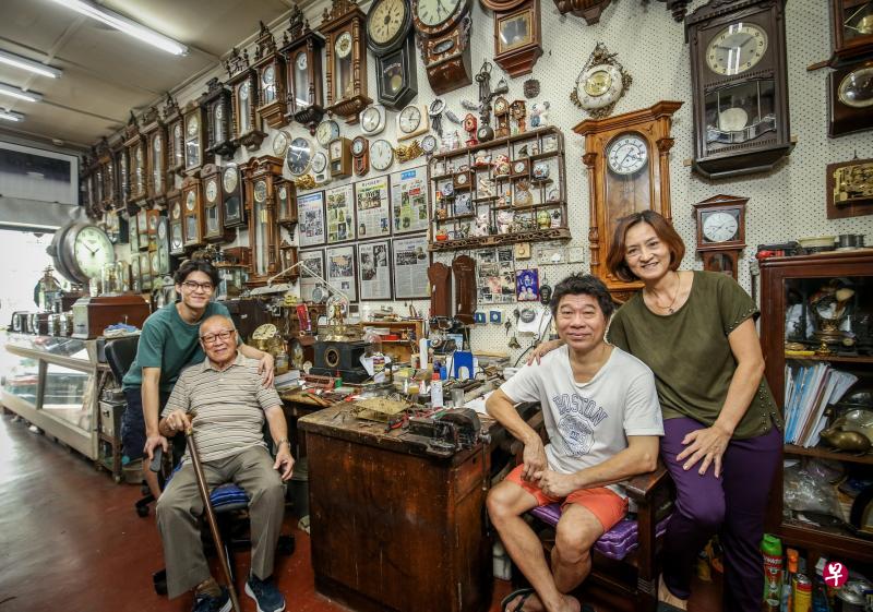 三代时间工匠,一棒接一棒,用亲情坚守修理古董钟的手艺。(左起)少东林吉祥、创办人林义南、林志光及太太梁秋枫。 三代时间工匠,一棒接一棒,用亲情坚守修理古董钟的手艺。(左起)少东林吉祥、创办人林义南、林志光及太太梁秋枫。