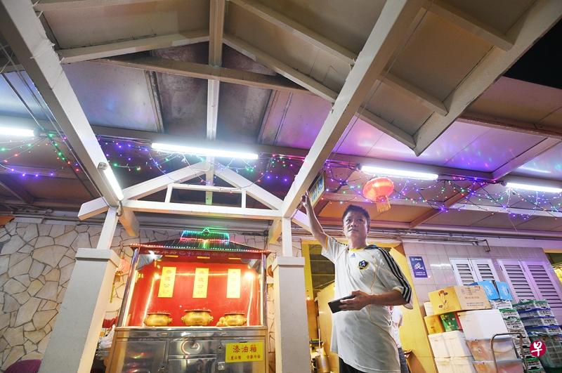 西海岸726小贩联谊会秘书长倪传兴表示神坛前的走廊有20盏灯笼被拿走。(蔡振鸿摄) 西海岸726小贩联谊会秘书长倪传兴表示神坛前的走廊有20盏灯笼被拿走。(蔡振鸿摄)