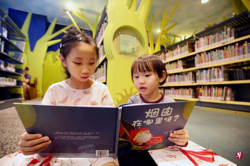 7岁的蔡淳恩(左一)和4岁的蔡旻翰在外祖父母的陪同下出席绘本发布会,外祖父母坚持在家里用华语与孙儿交谈,以培养他们的华语运用能力。(龙国雄摄) 7岁的蔡淳恩(左一)和4岁的蔡旻翰在外祖父母的陪同下出席绘本发布会,外祖父母坚持在家里用华语与孙儿交谈,以培养他们的华语运用能力。(龙国雄摄)