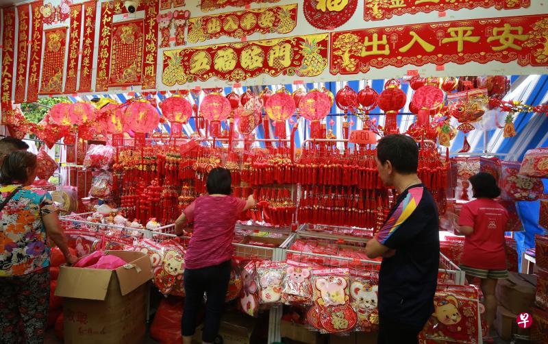 部分邻里商店比往年提早几个星期推出新年装饰,让顾客抢先购买。图为位于碧山的一家零售店一星期前就卖起了年货,店员说该商店接下来还会引进更多样式的年货。(唐家鸿摄) 部分邻里商店比往年提早几个星期推出新年装饰,让顾客抢先购买。图为位于碧山的一家零售店一星期前就卖起了年货,店员说该商店接下来还会引进更多样式的年货。(唐家鸿摄)