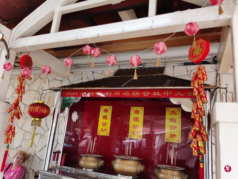西海岸小贩中心两周前提早做新春布置，但神台前其中20多个灯笼却在上星期六凌晨遭盗窃掉包，警方正在调查这起案件。（受访者提供）