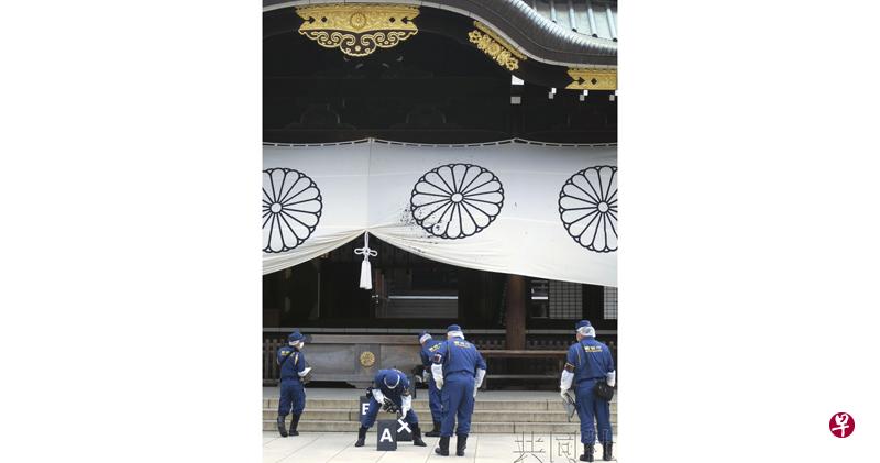 中国籍男子胡大平涉嫌于今年8月闯入靖国神社泼墨,事后警视厅人员到场调查。(共同社) 中国籍男子胡大平涉嫌于今年8月闯入靖国神社泼墨,事后警视厅人员到场调查。(共同社)