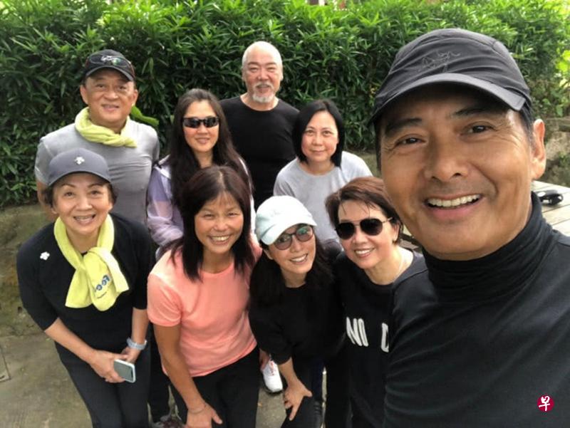 发哥经常与艺人朋友登山,包括米雪与鲍起静(左一)。(互联网) 发哥经常与艺人朋友登山,包括米雪与鲍起静(左一)。(互联网)