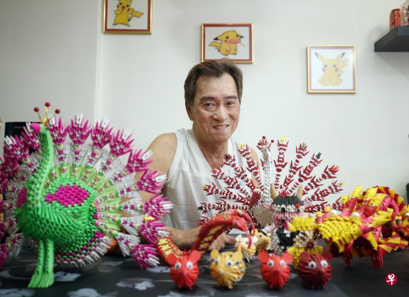 张成强自七八年前开始,通过电视节目以及在外面观察他人自学手艺,用红包封套做出的财神爷和老鼠等作品都摆放在家中,或是送给亲朋好友。(谢智扬摄) 张成强自七八年前开始,通过电视节目以及在外面观察他人自学手艺,用红包封套做出的财神爷和老鼠等作品都摆放在家中,或是送给亲朋好友。(谢智扬摄)