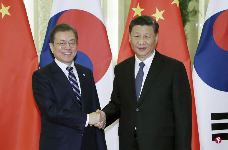 中国国家主席习近平(右)昨天先后与来访的韩国总统文在寅(左图)以及日本首相安倍晋三(右图)在北京人民大会堂举行会面与进行双边会谈。(法新社/路透社) 中国国家主席习近平(右)昨天先后与来访的韩国总统文在寅(左图)以及日本首相安倍晋三(右图)在北京人民大会堂举行会面与进行双边会谈。(法新社/路透社)