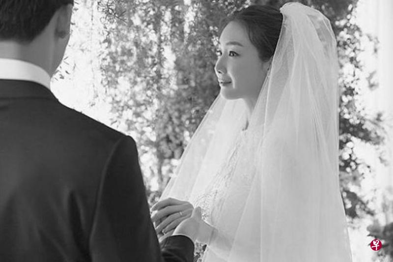 崔智友去年与小九岁老公结婚,她对老公身份保密到家。(IG图) 崔智友去年与小九岁老公结婚,她对老公身份保密到家。(IG图)