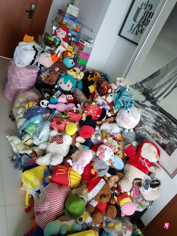 独自住在两房式组屋的“好人好报”发起人王祥有,接近圣诞节时收到的捐赠玩具比平时多出两三倍,造成他客厅堆积了各种玩具,目前只好暂停接收。(王祥有提供) 独自住在两房式组屋的“好人好报”发起人王祥有,接近圣诞节时收到的捐赠玩具比平时多出两三倍,造成他客厅堆积了各种玩具,目前只好暂停接收。(王祥有提供)