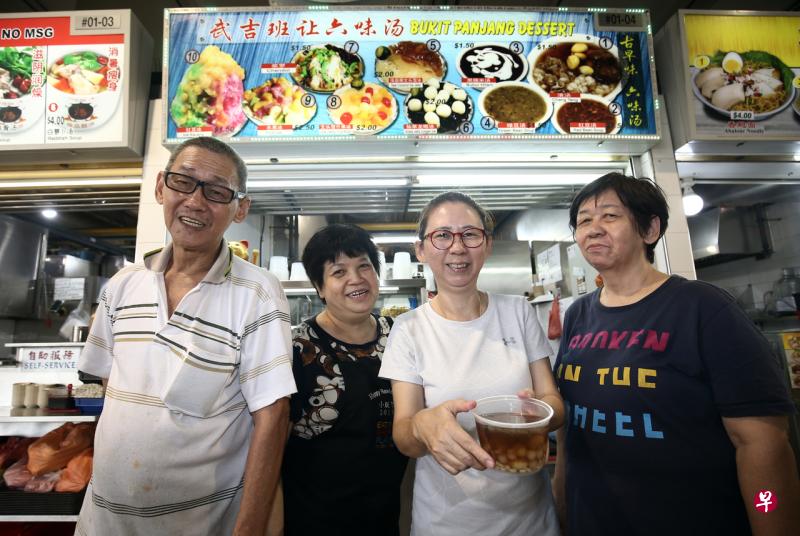 张福生(左起)、黄丽春、张美兰和张金莲在张家六味汤摊位前合影。 (陈渊庄摄) 张福生(左起)、黄丽春、张美兰和张金莲在张家六味汤摊位前合影。 (陈渊庄摄)