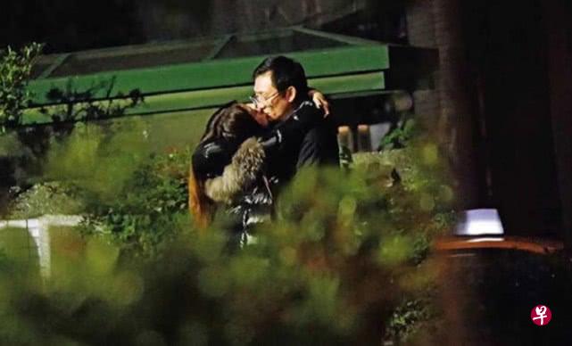 陈绮贞与戴眼镜中年男子被拍到在街头热吻。(互联网) 陈绮贞与戴眼镜中年男子被拍到在街头热吻。(互联网)
