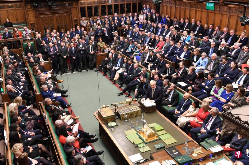 英国议会下议院上星期五以358票对234票通过首相约翰逊的脱欧法案。(路透社) 英国议会下议院上星期五以358票对234票通过首相约翰逊的脱欧法案。(路透社)