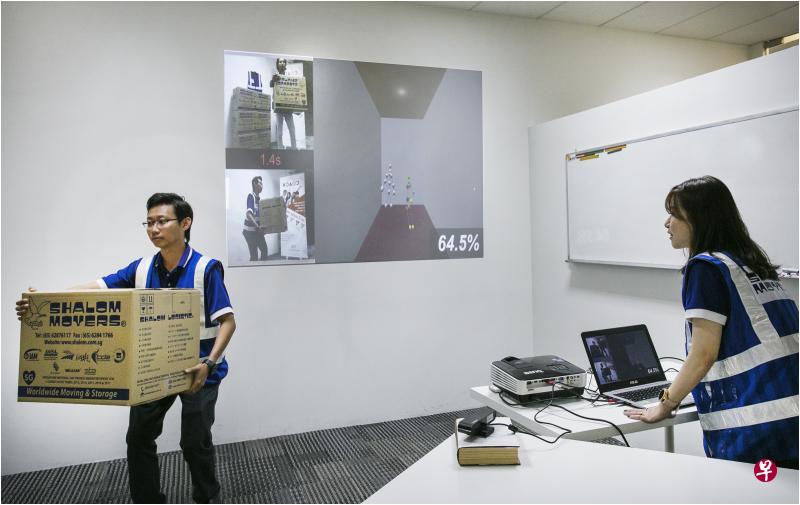 混合式培训模式融合课堂学习，以及科技辅助或职场学习，越来越受企业的欢迎。图为商荣国际搬运有限公司业务发展经理何家进（左）示范如何使用Dioworks的“Kinetic Coach”软件教导员工搬运技巧，该公司数码营销经理王瞳恩透过屏幕展示的标示 ，可更准确地了解有关动作是否模仿得正确。（特约熊俊华摄）
