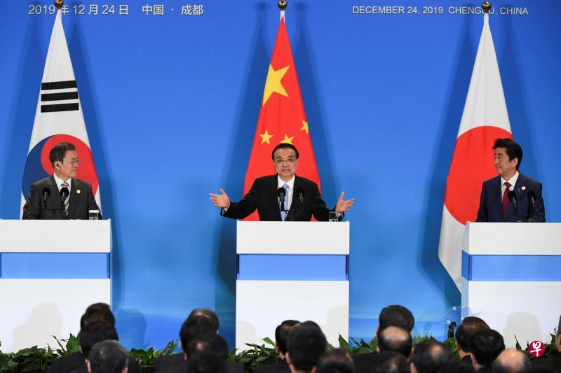 中国总理李克强（中）、日本首相安倍晋三（右）、韩国总统文在寅昨天在第八次中日韩领导人会议后，出席联合记者会。（路透社）