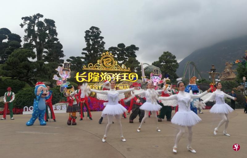 圣诞节来临,中国一些以亲子为主题的游乐中心营造节日氛围,吸引国人一家老小前往玩乐。图为珠海长隆海洋王国今年的圣诞表演活动。(曾实摄) 圣诞节来临,中国一些以亲子为主题的游乐中心营造节日氛围,吸引国人一家老小前往玩乐。图为珠海长隆海洋王国今年的圣诞表演活动。(曾实摄)