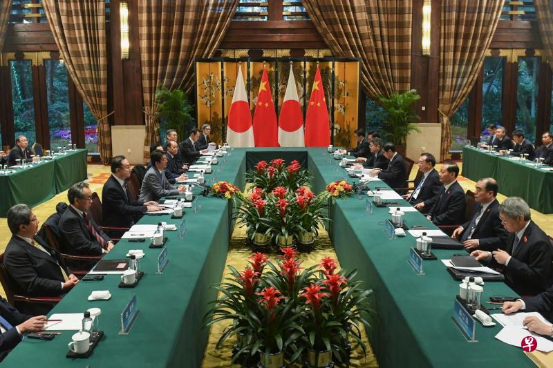 12月25日,安倍晋三(左四)和李克强(右四)在四川成都举行了双边会谈。(法新社) 12月25日,安倍晋三(左四)和李克强(右四)在四川成都举行了双边会谈。(法新社)
