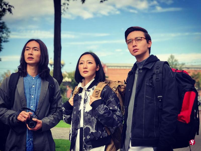 冯伟衷(右)在《北京到莫斯科》中扮演默默守 护“有夫之妇”吴俐璇的Kenneth,隐忍深情的表演让人感动。 冯伟衷(右)在《北京到莫斯科》中扮演默默守 护“有夫之妇”吴俐璇的Kenneth,隐忍深情的表演让人感动。