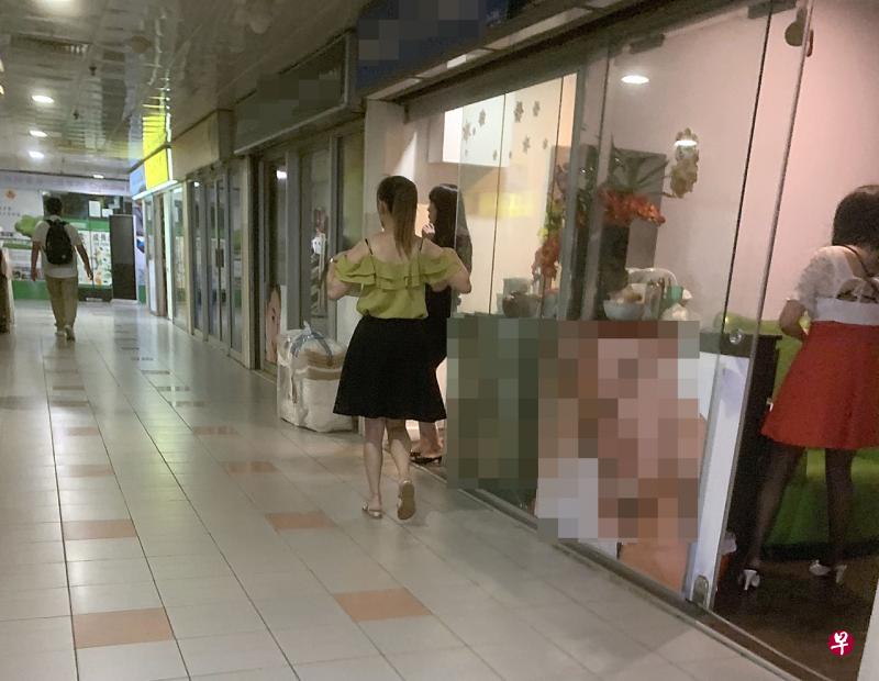 大厦二楼和三楼多家按摩院外可见艳女在招徕生意。 大厦二楼和三楼多家按摩院外可见艳女在招徕生意。