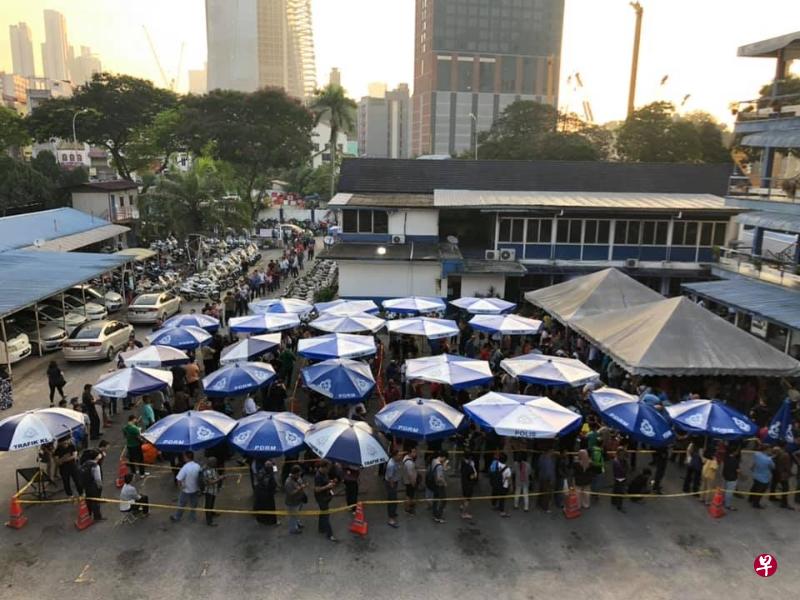 今天早上到吉隆坡交警总部缴付交通罚单的人很多,人龙排至警局外。(星洲日报) 今天早上到吉隆坡交警总部缴付交通罚单的人很多,人龙排至警局外。(星洲日报)