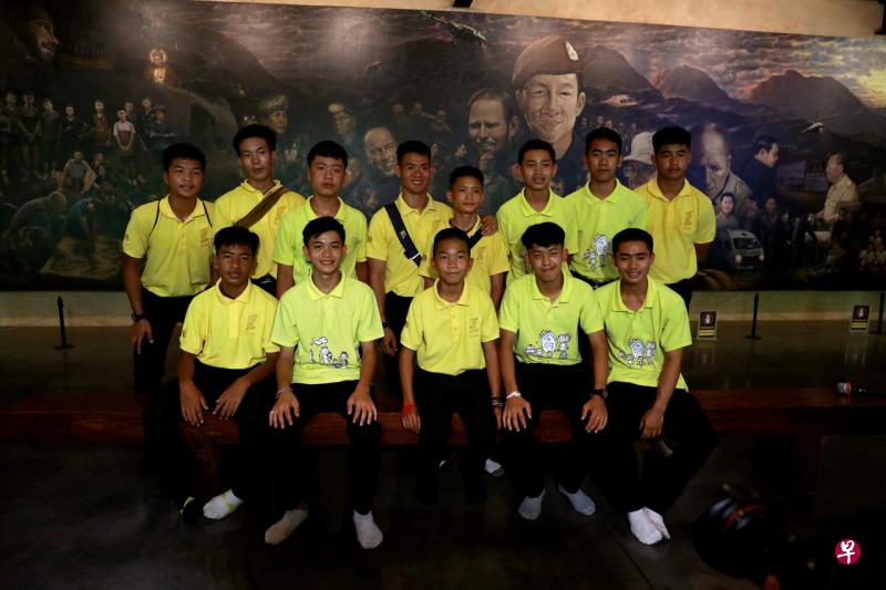 野猪队的12名队员和25岁教练伊卡普尔在去年6月23日进入清莱府“睡美人”岩洞探险,后因雨季洪水与外界失联。(路透社) 野猪队的12名队员和25岁教练伊卡普尔在去年6月23日进入清莱府“睡美人”岩洞探险,后因雨季洪水与外界失联。(路透社)