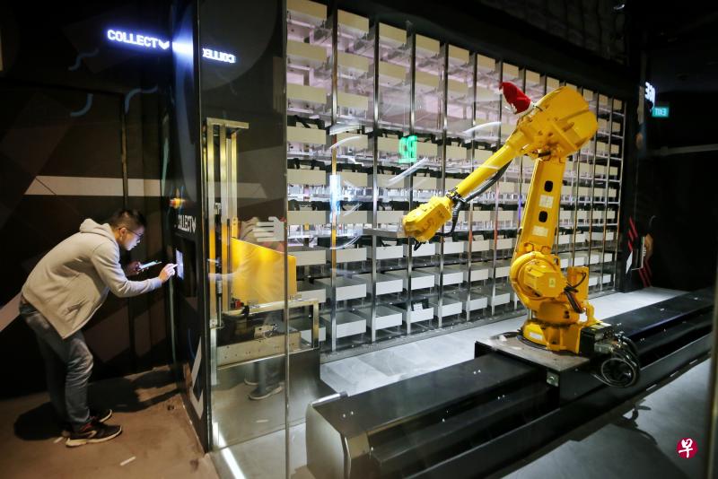 福南将在明年第一季试用这款机械手臂。它可24小时待命,协助顾客提取商品,节省人力。(严宣融摄) 福南将在明年第一季试用这款机械手臂。它可24小时待命,协助顾客提取商品,节省人力。(严宣融摄)