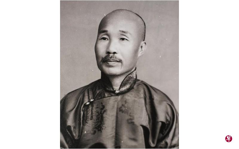 新加坡先驱摄影家李镜仁与李普仁的父亲李秩伦。 (文物局档案照) 新加坡先驱摄影家李镜仁与李普仁的父亲李秩伦。 (文物局档案照)