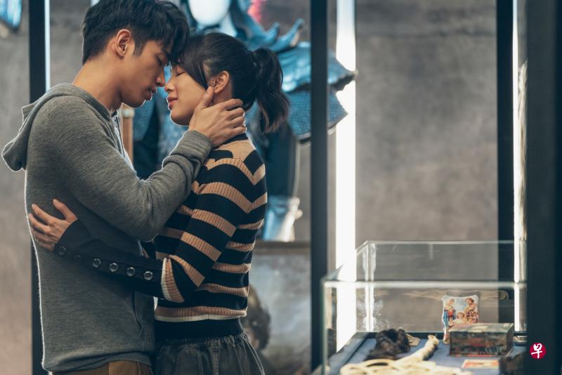 刘以豪(左)和刘奕儿剧中身份悬殊,两人的恋情面对重重挑战。 (由Netflix提供) 刘以豪(左)和刘奕儿剧中身份悬殊,两人的恋情面对重重挑战。 (由Netflix提供)