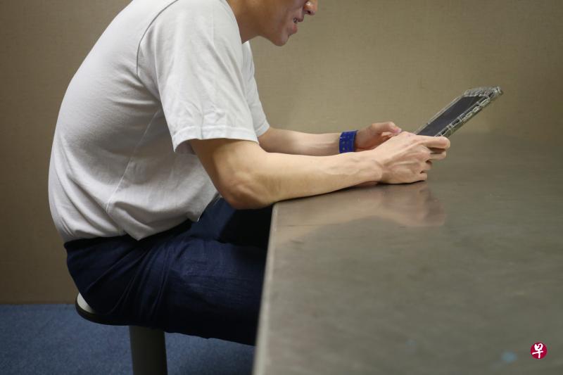 育有两个年幼孩子的义翔(化名),自今年7月起通过平板电脑发电子信件给妻子和孩子,能更快沟通和保持联系。(谢智扬摄) 育有两个年幼孩子的义翔(化名),自今年7月起通过平板电脑发电子信件给妻子和孩子,能更快沟通和保持联系。(谢智扬摄)
