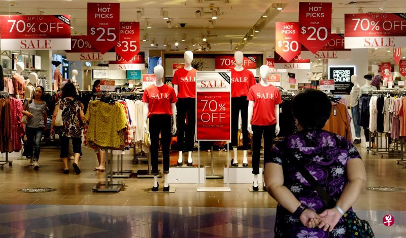 商场推出的“圣诞后大减价”折扣高达至70%,吸引不少公众在圣诞节后为自己购买所需物品。(曾坤顺摄) 商场推出的“圣诞后大减价”折扣高达至70%,吸引不少公众在圣诞节后为自己购买所需物品。(曾坤顺摄)