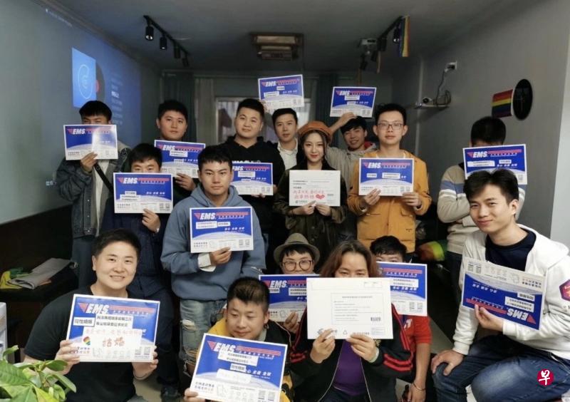 ▲中国全国人大今年10月至11月向社会征求对婚姻家庭编草案的意见,一些LGBT组织号召民众借机表达对同性婚姻合法化的诉求。图为非政府组织“同性恋亲友会上海分会”在微博上载的一张多名公众手持意见函的照片。(取自同性恋亲友会上海分会微博) ▲中国全国人大今年10月至11月向社会征求对婚姻家庭编草案的意见,一些LGBT组织号召民众借机表达对同性婚姻合法化的诉求。图为非政府组织“同性恋亲友会上海分会”在微博上载的一张多名公众手持意见函的照片。(取自同性恋亲友会上海分会微博)