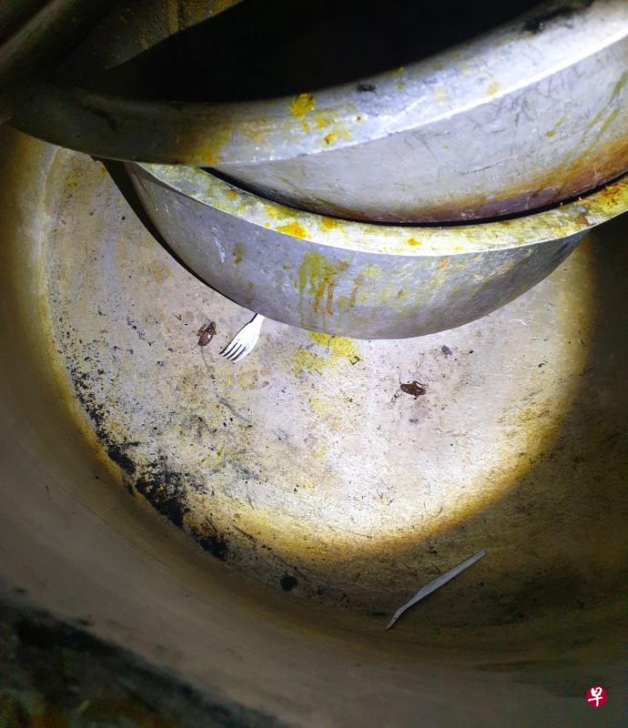 Obayed Holdings中央厨房锅中被发现有死蟑螂。(食品局提供) Obayed Holdings中央厨房锅中被发现有死蟑螂。(食品局提供)