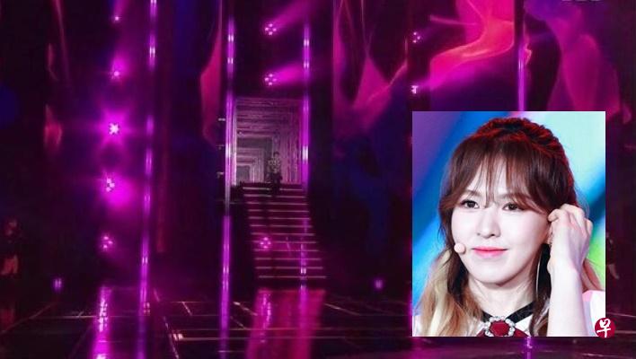 网传Wendy(小图)从二楼舞台出现后,应该有个像照片里的连接阶梯,当时却没有。(微博图) 网传Wendy(小图)从二楼舞台出现后,应该有个像照片里的连接阶梯,当时却没有。(微博图)