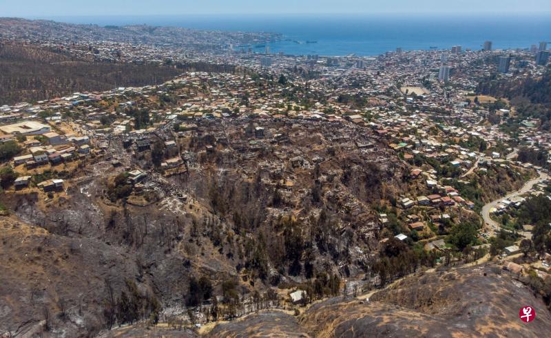 智利城市瓦尔帕莱索的罗库安特山坡社区被大火烧成焦土,超过150所房屋焚毁,当局已对受影响地区发布红色警报。(法新社) 智利城市瓦尔帕莱索的罗库安特山坡社区被大火烧成焦土,超过150所房屋焚毁,当局已对受影响地区发布红色警报。(法新社)