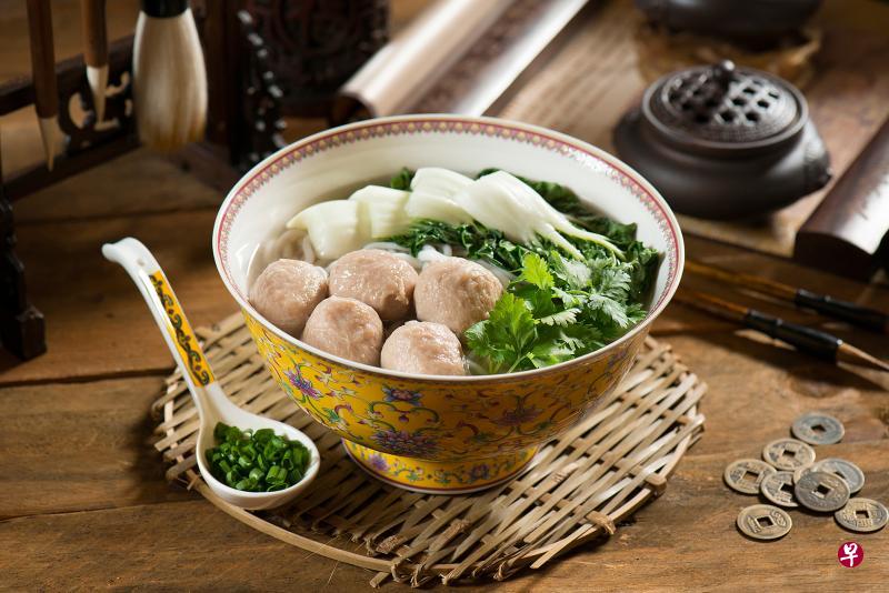 →招牌猪肉酱爆丸咬下时,多汁的内层绞肉会有“爆浆”效果。 →招牌猪肉酱爆丸咬下时,多汁的内层绞肉会有“爆浆”效果。