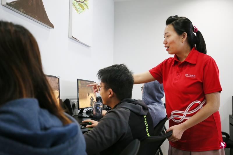 触爱社会服务和怡和集团的辅导室里设有电脑让网瘾少年打游戏，除了加入游戏来取得他们的信任，更从实际情况中教导他们如何合理使用网络，包括游戏输了时的情绪管控。（何家俊摄）