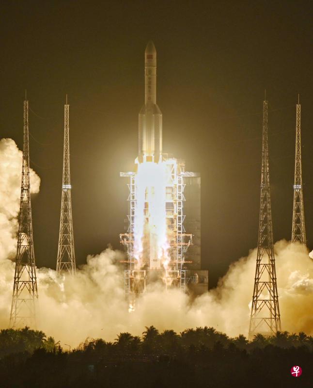 长征五号遥三运载火箭昨晚(27日)在中国文昌航天发射场点火升空。(新华社) 长征五号遥三运载火箭昨晚(27日)在中国文昌航天发射场点火升空。(新华社)