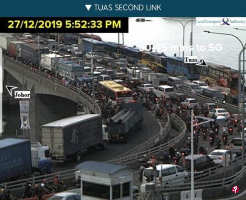 新马第二通道从大士关卡返新山,昨日出现“超级无敌”大塞车。 新马第二通道从大士关卡返新山,昨日出现“超级无敌”大塞车。