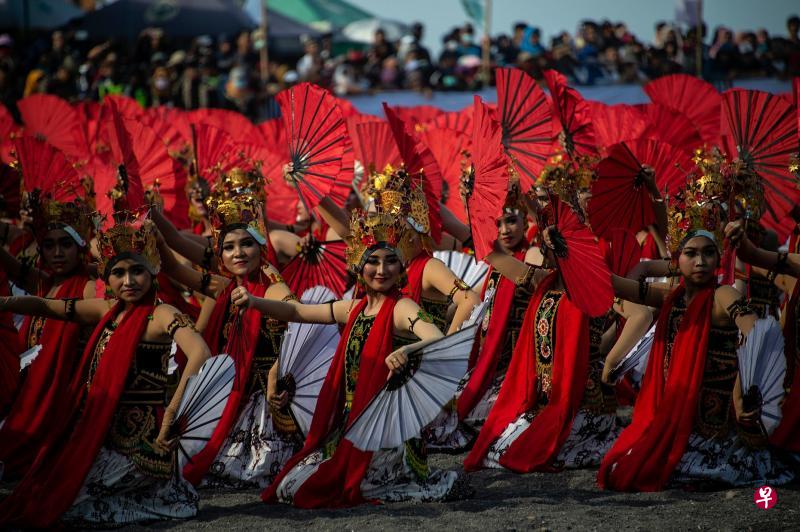 东爪哇省的外南梦市(Banyuwangi)每年10月都举办联欢节,活动包括1300多名女子聚集在沙滩表演传统舞蹈,是为吸引海内外游客的亮点之一。这个舞蹈充满仪式性,主要表达了人们对水稻女神德威斯里(Dewi Sri)的喜爱。(法新社) 东爪哇省的外南梦市(Banyuwangi)每年10月都举办联欢节,活动包括1300多名女子聚集在沙滩表演传统舞蹈,是为吸引海内外游客的亮点之一。这个舞蹈充满仪式性,主要表达了人们对水稻女神德威斯里(Dewi Sri)的喜爱。(法新社)