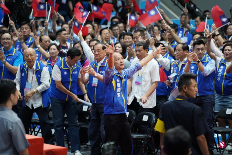 台湾最大在野党国民党于2019年7月28日在新北市板桥体育馆举行“全国代表大会”,高雄市长韩国瑜正式成为国民党总统候选人。韩国瑜在全场党代表掌声中,正式成为带领国民党重返执政的蓝营新共主。(档案照) 台湾最大在野党国民党于2019年7月28日在新北市板桥体育馆举行“全国代表大会”,高雄市长韩国瑜正式成为国民党总统候选人。韩国瑜在全场党代表掌声中,正式成为带领国民党重返执政的蓝营新共主。(档案照)