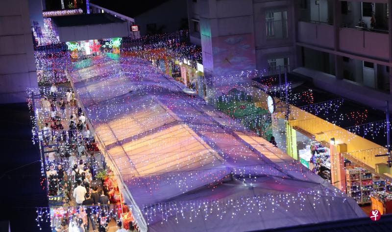 宏茂桥中心挂起五彩缤纷的灯饰,趁着美好佳节为邻里商圈和新春市集吸引更多人潮和买气。(陈来福摄) 宏茂桥中心挂起五彩缤纷的灯饰,趁着美好佳节为邻里商圈和新春市集吸引更多人潮和买气。(陈来福摄)