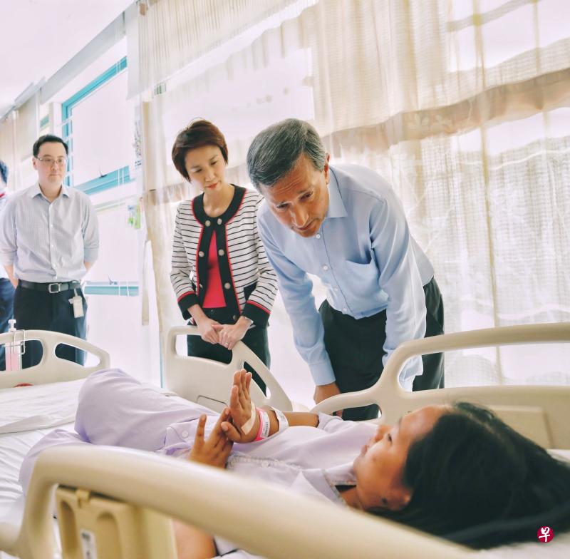 教育部兼人力部高级政务次长刘燕玲(左二)与外交部长维文医生(左三)于今天下午到医院慰问在事故中受伤的女佣。(取自刘燕玲面簿) 教育部兼人力部高级政务次长刘燕玲(左二)与外交部长维文医生(左三)于今天下午到医院慰问在事故中受伤的女佣。(取自刘燕玲面簿)