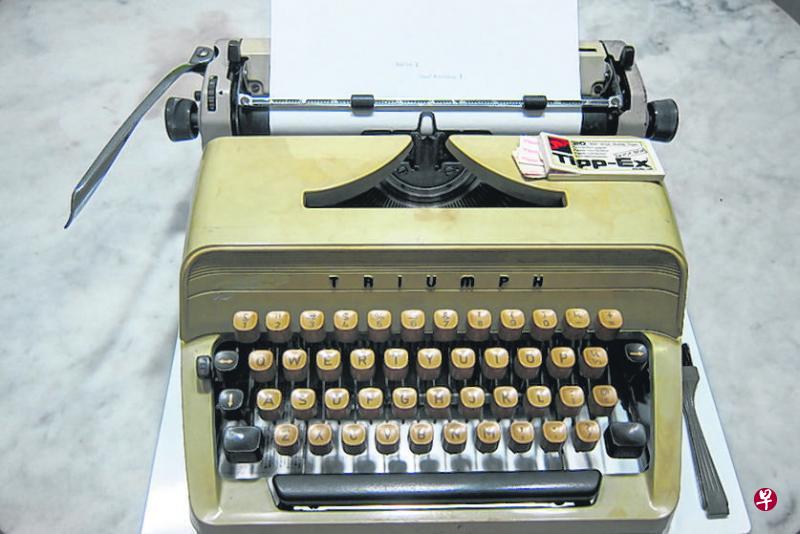 办公室型打字机和“修改纸”。(皓琦摄) 办公室型打字机和“修改纸”。(皓琦摄)